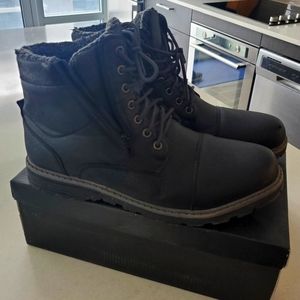 Burton size 12 sherpa lined black boots w/zip up on the side